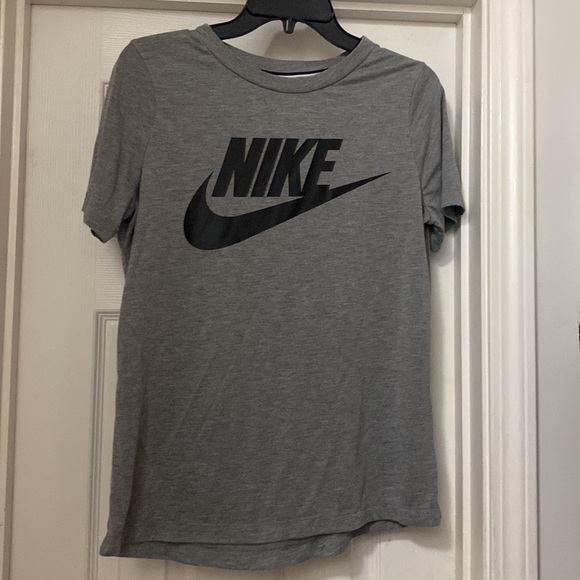 Size M Nike tee - Picture 2 of 2